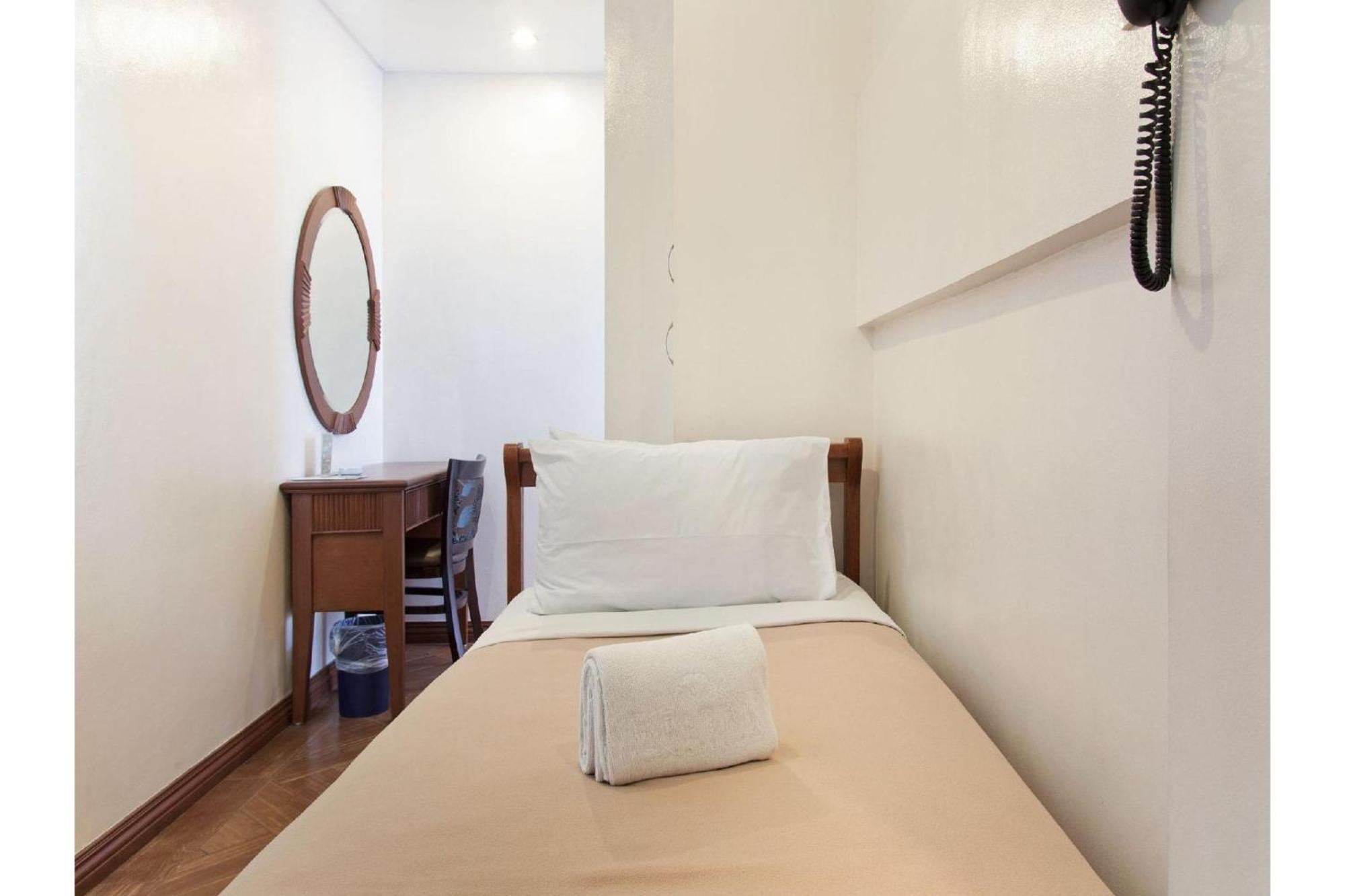 Townhouse Oak Metro Manila Near Osmena Highway Pnr Pasay Formerly Avitel Hotel Makati City Extérieur photo