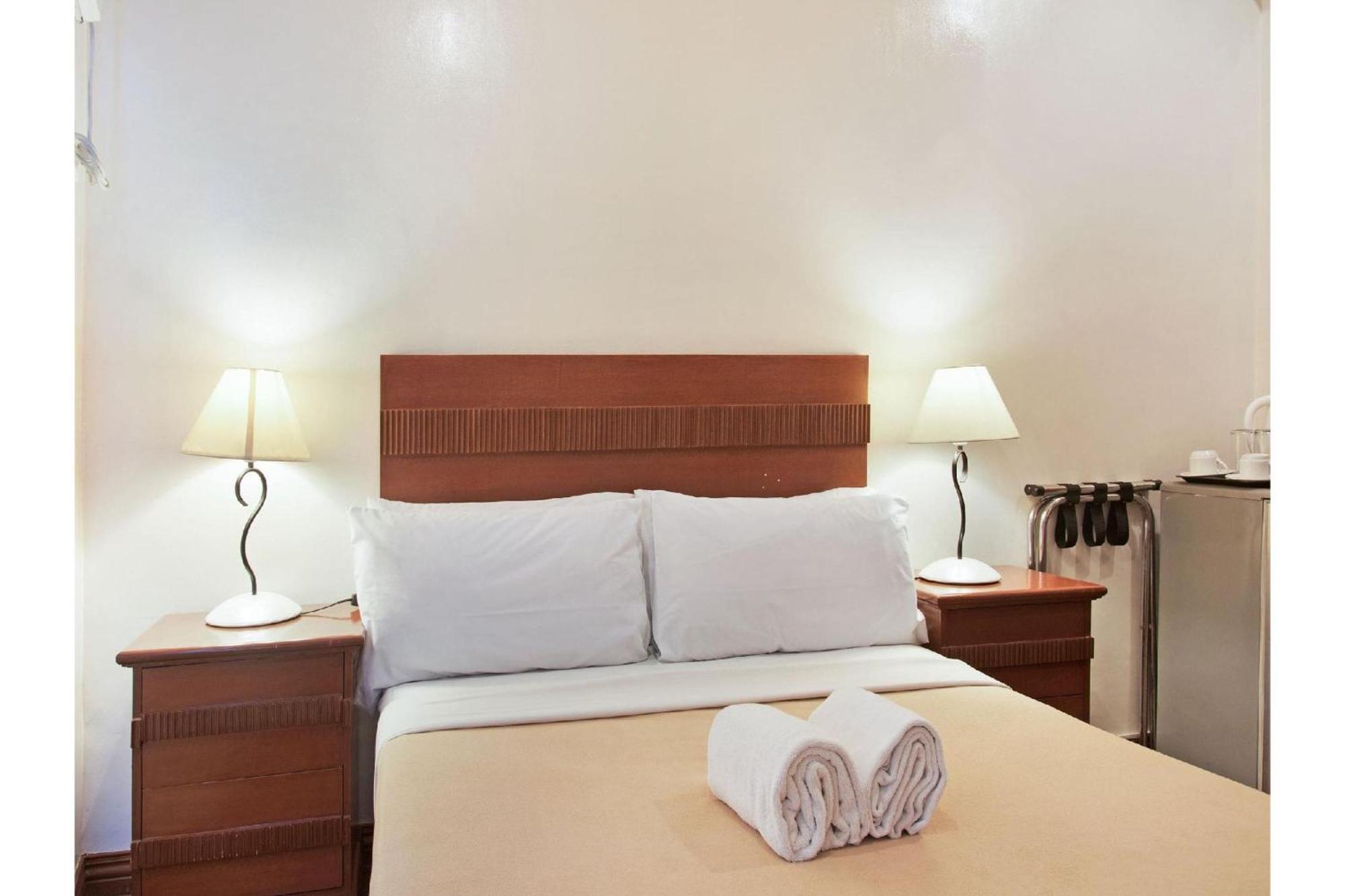 Townhouse Oak Avitel Hotel Near Osmena Highway, Pnr Pasay Station, Metro Manila Makati City Extérieur photo