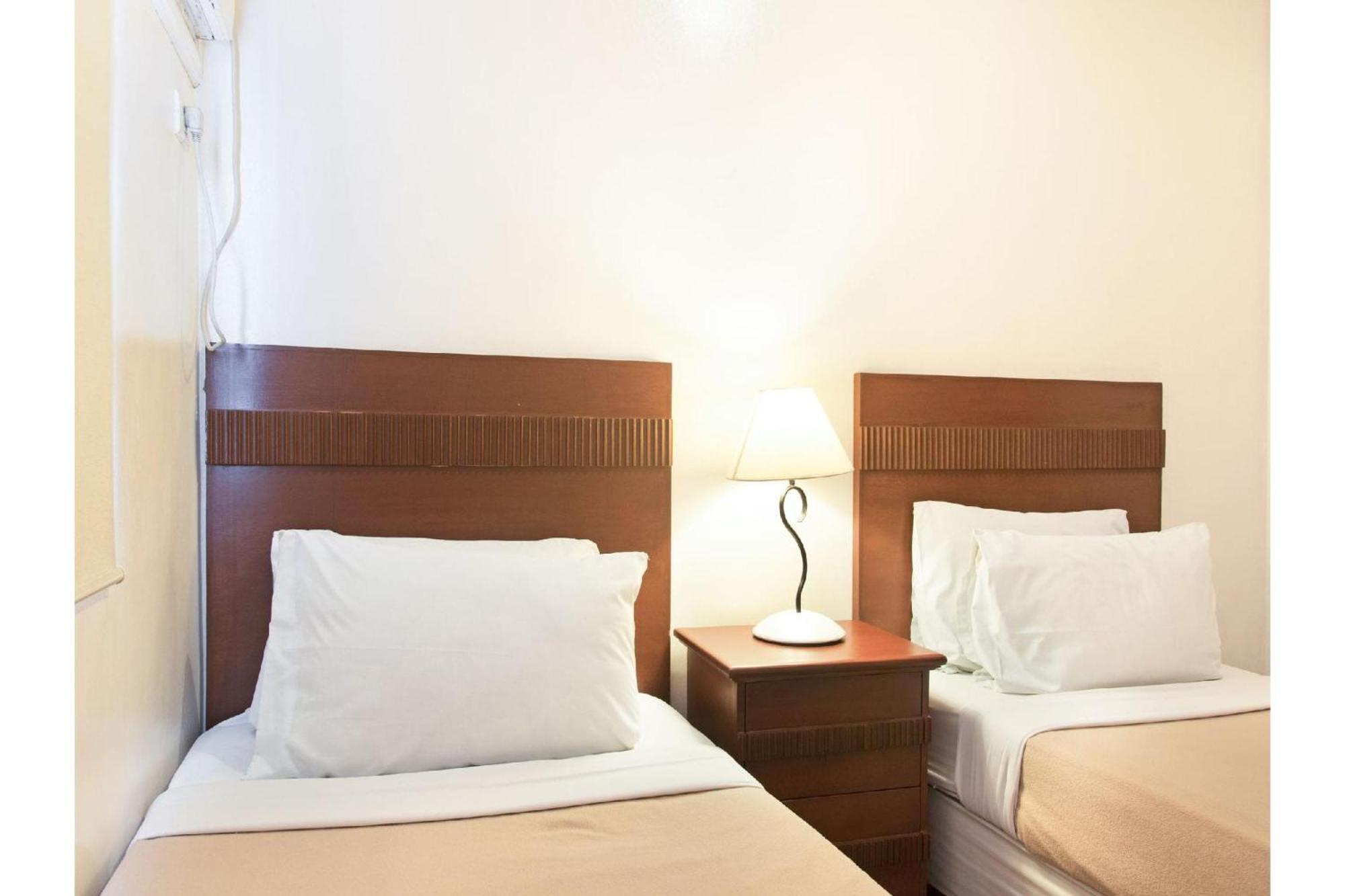Townhouse Oak Avitel Hotel Near Osmena Highway, Pnr Pasay Station, Metro Manila Makati City Extérieur photo
